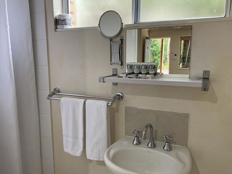 Tin Can Bay Motel - VIC Tourism 2