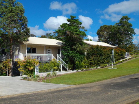 Tinaroo Sunset Retreat - VIC Tourism 0