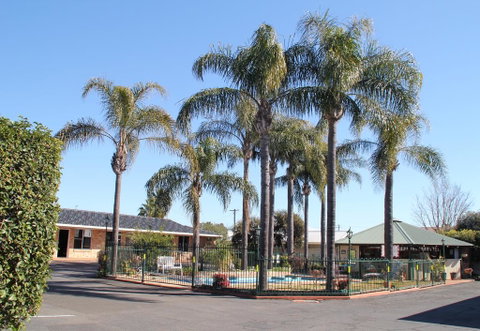 Town And Country Motor Inn - VIC Tourism 0