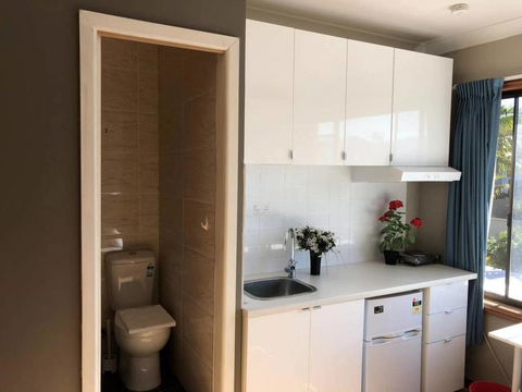 Traveler's Affordable Studio Unit (Beverly Hills) - VIC Tourism 0