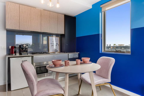 Trendy And Central One Bed Apartment With Views - VIC Tourism 3