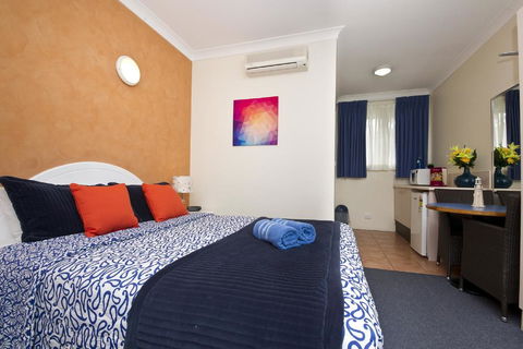 Tuncurry Beach Motel - VIC Tourism 3
