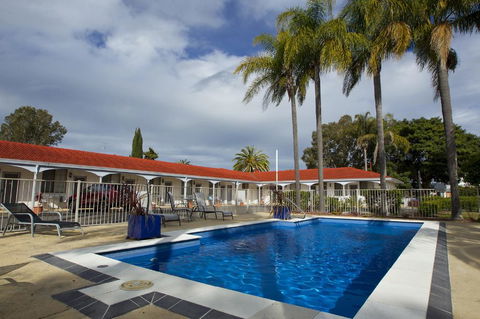 Tuncurry Beach Motel - VIC Tourism 0