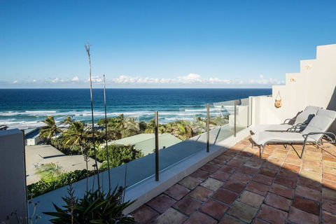 Tuscan Inspired Townhouse Minutes From The Beach - VIC Tourism 0