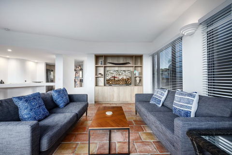 Tuscan Inspired Townhouse Minutes From The Beach - VIC Tourism 3