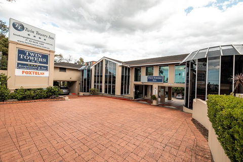 Twin Towers Inn - VIC Tourism 3