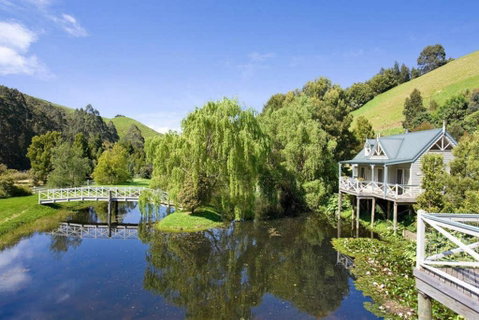 TWISTED WILLOW - Spa, Fireplace, Couples Retreat - VIC Tourism 1