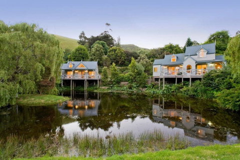 TWISTED WILLOW - Spa, Fireplace, Couples Retreat - VIC Tourism 0