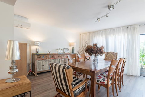 ULTRA SPACIOUS STYLISH HOME IN PRESTONS - SYDNEY - VIC Tourism 1