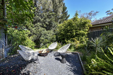 UMINA BEACH KOKOMO- Walk To The Beach, FAMILY And PET FRIENDLY Set Of 3 Vintage Original Holiday Flats & Vintage Caravan And Bat - VIC Tourism 3