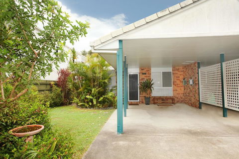 Unit 1/14 Tamarindus Street Marcoola Beach, Pet Friendly, 300 BOND, Linen Supplied - VIC Tourism 2