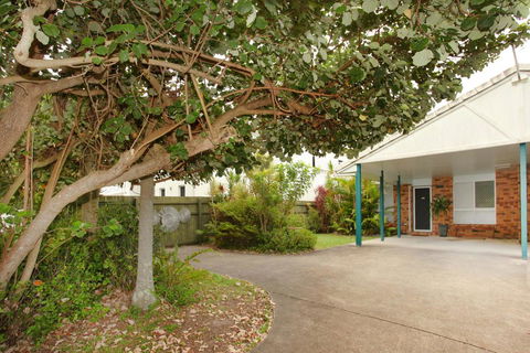 Unit 1/14 Tamarindus Street Marcoola Beach, Pet Friendly, 300 BOND, Linen Supplied - VIC Tourism 1