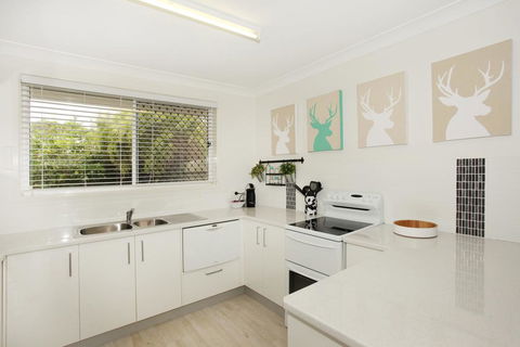 Unit 1/14 Tamarindus Street Marcoola Beach, Pet Friendly, 300 BOND, Linen Supplied - VIC Tourism 3