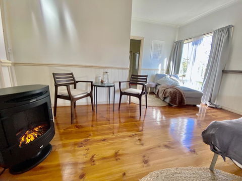 Valley Abode Large Studio Suite -private Ensuite - VIC Tourism 3