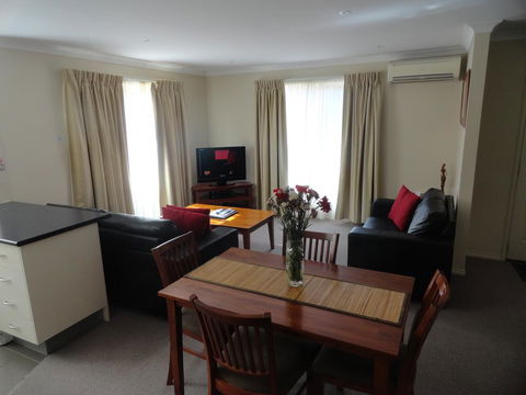 Victoria Lodge Motor Inn & Apartments - VIC Tourism 1