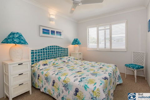 VIEWS VIEWS VIEWS! Front Top Floor Waterfront Unit - Chnook Apartments South Esp, Bongaree - VIC Tourism 2