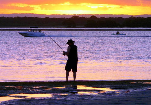 VIEWS VIEWS VIEWS! Front Top Floor Waterfront Unit - Chnook Apartments South Esp, Bongaree - VIC Tourism 1
