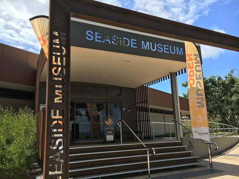 VIEWS VIEWS VIEWS! Front Top Floor Waterfront Unit - Chnook Apartments South Esp, Bongaree - VIC Tourism 3