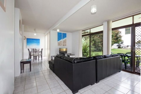 Villa Ellisa, Unit 1/10 Columbia Close - VIC Tourism 1