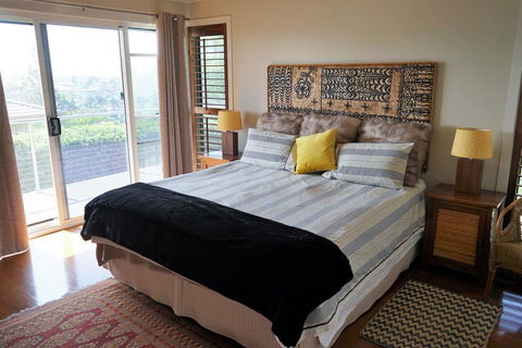 Villa With Views & Pool - VIC Tourism 3