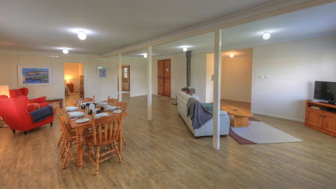 Village Stays Coldstream Gallery Bungalow - VIC Tourism 0