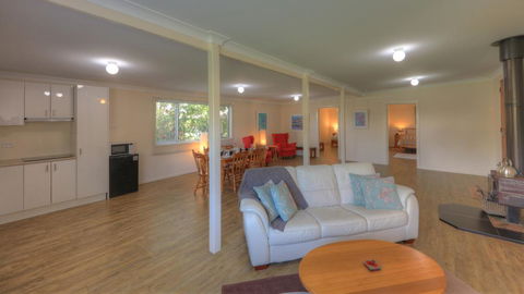 Village Stays Coldstream Gallery Bungalow - VIC Tourism 3