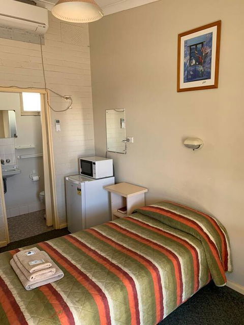 Walgett Motel - VIC Tourism 1