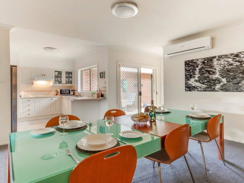 Walling-Clifton Gardens - Backing Onto Golf Course - VIC Tourism 3