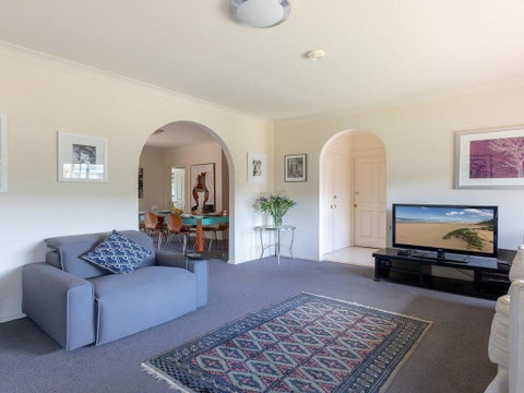 Walling-Clifton Gardens - Backing Onto Golf Course - VIC Tourism 2