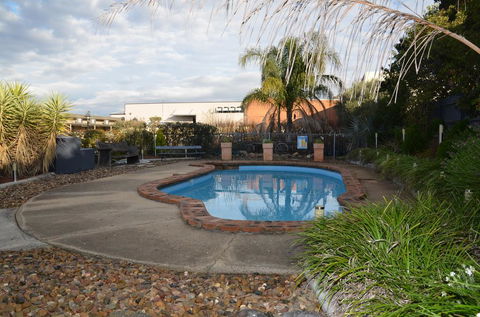 Warwick Motor Inn - VIC Tourism 1