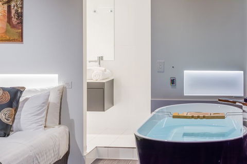 Waterfall Springs Retreat - VIC Tourism 0
