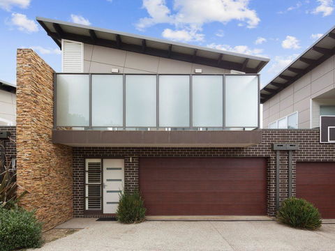 Central To Cowes - VIC Tourism 0