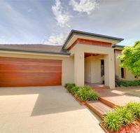 Newington Lakehouse - VIC Tourism