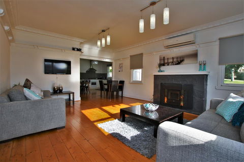 A Stroll Away - VIC Tourism 0