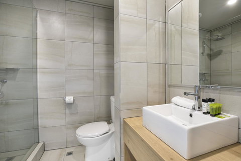 Nightcap At Excelsior Hotel - VIC Tourism 18