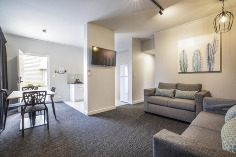 Nightcap At Excelsior Hotel - VIC Tourism 11