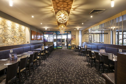 Nightcap At Excelsior Hotel - VIC Tourism 28