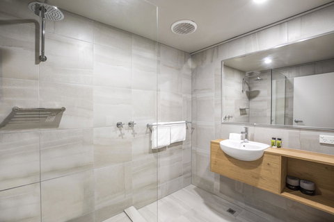 Nightcap At Excelsior Hotel - VIC Tourism 3