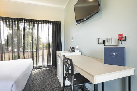 Nightcap At Excelsior Hotel - VIC Tourism 10