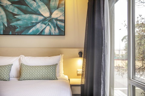 Nightcap At Excelsior Hotel - VIC Tourism 14