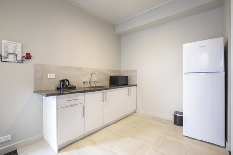 Nightcap At Excelsior Hotel - VIC Tourism 12