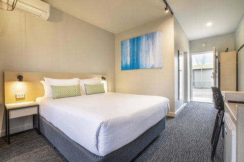 Nightcap At Excelsior Hotel - VIC Tourism 15