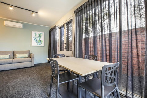 Nightcap At Excelsior Hotel - VIC Tourism 13