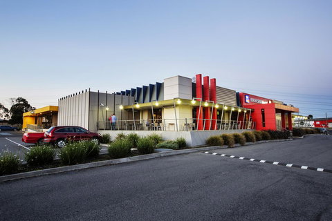 Nightcap At Excelsior Hotel - VIC Tourism 30