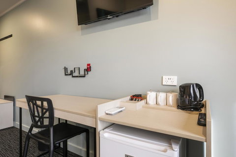 Nightcap At Excelsior Hotel - VIC Tourism 17