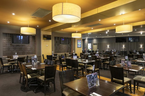 Nightcap At Excelsior Hotel - VIC Tourism 5