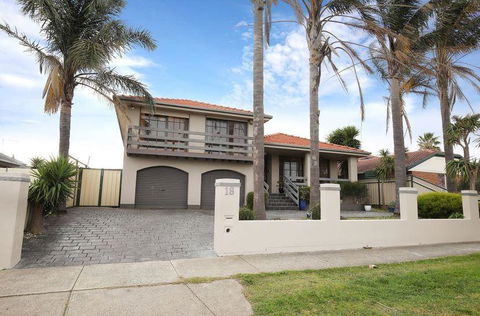 The Gallery Hours - VIC Tourism 7