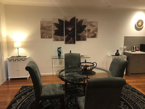 Black Lotus Townhouse - VIC Tourism 8