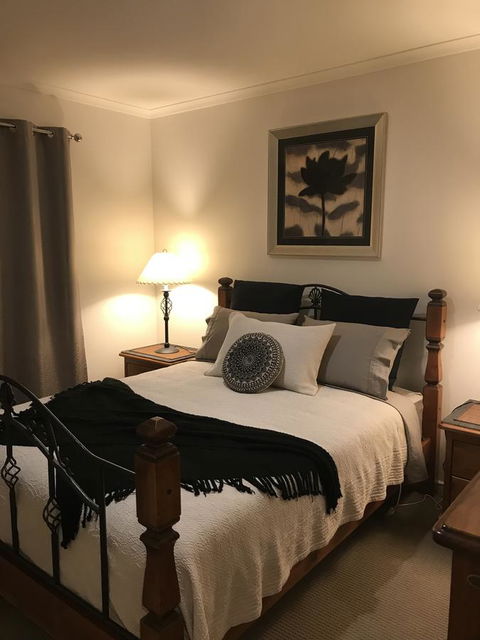 Black Lotus Townhouse - VIC Tourism 4