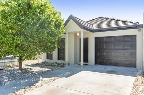 Black Lotus Townhouse - VIC Tourism 0
